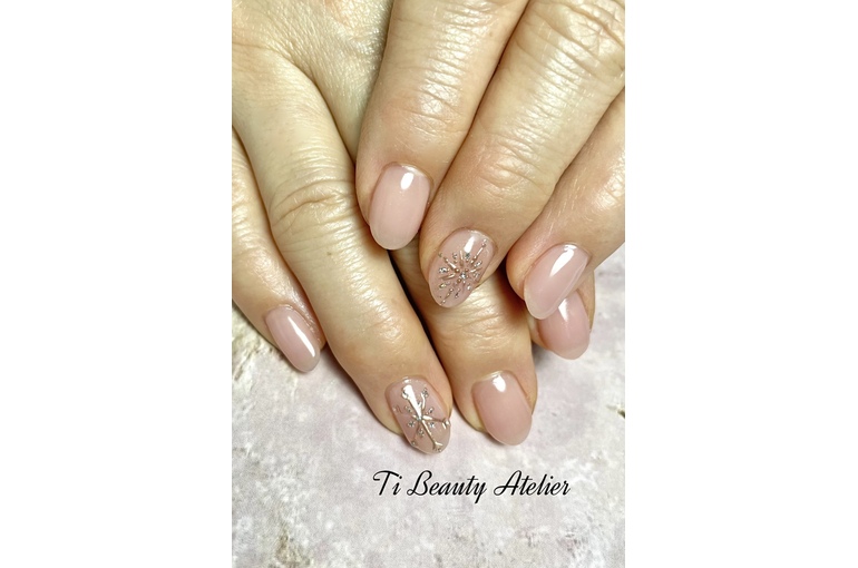 ネイル 手描きアートで冬ネイル 豊橋の大人のためのネイルサロン 美容整骨サロンti Beauty Atelier おしゃれに関する耳寄り情報を更新中 ネイル 美容整骨サロンなら豊橋のti Beauty Atelie